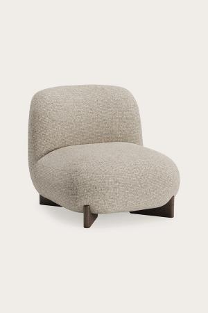Fauteuil clair aux formes arrondies avec pieds en bois foncé sur fond neutre.