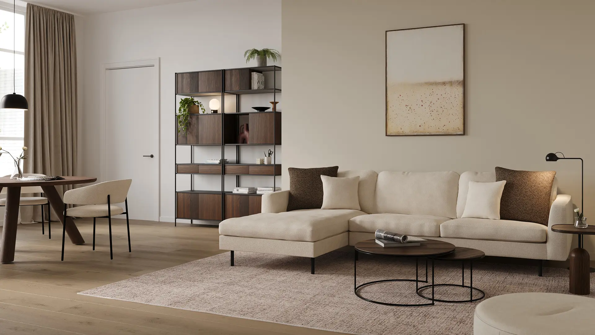 Espace de vie lumineux avec canapé d’angle beige, tables basses rondes noires sur un tapis, tableau mural et étagère ouverte avec plantes; coin repas à l’arrière-plan.